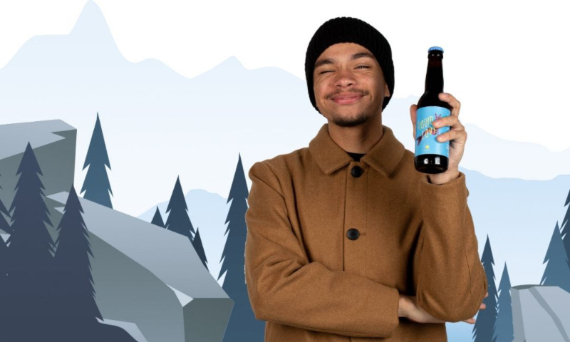 Man met bier in de bergen